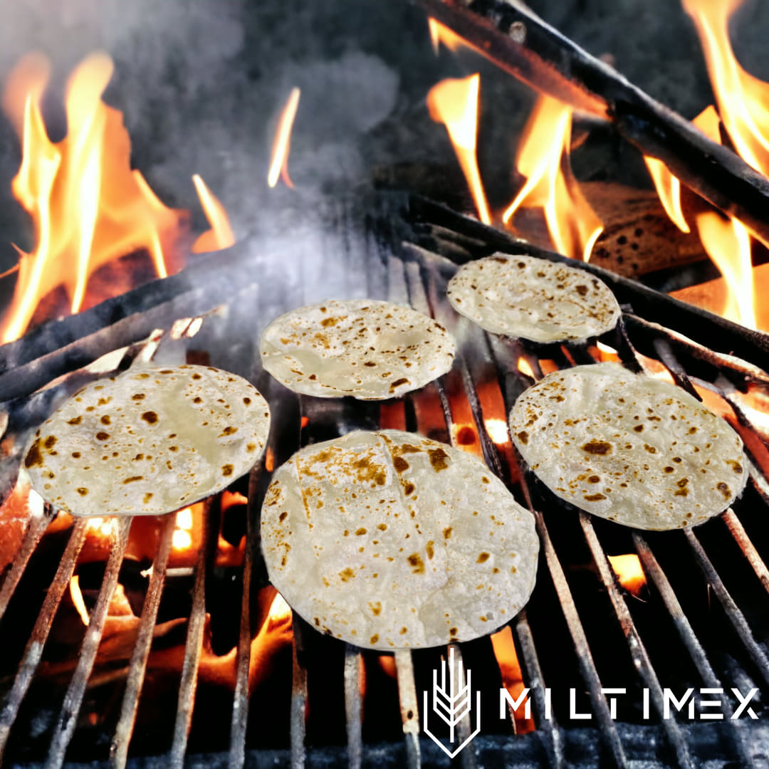 Tortillas de harina Miltimex calentándose sobre la parrilla de un asador
